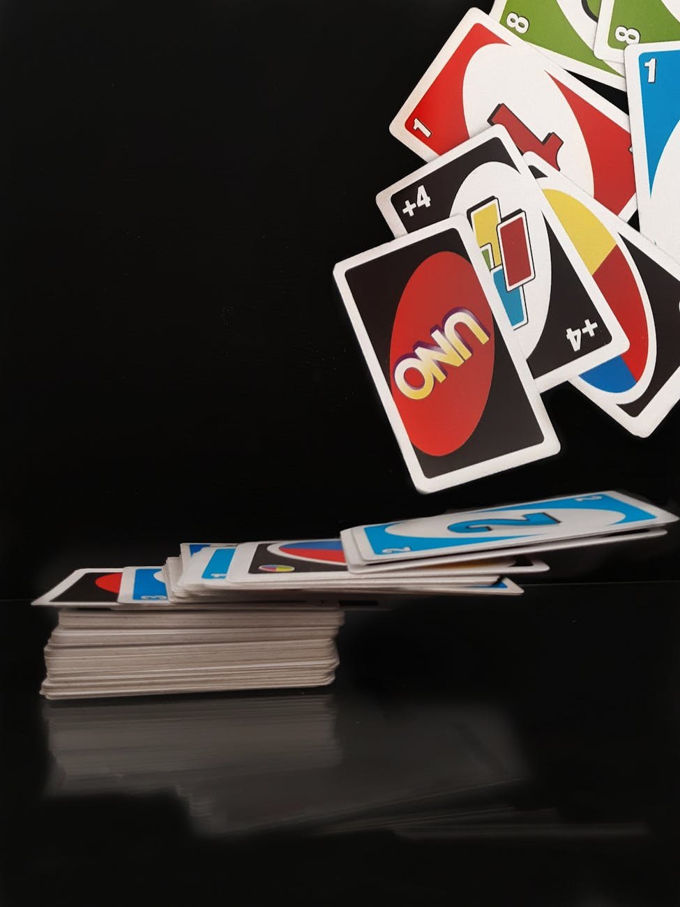 Cartas organizadas, bloc de puntuación y materiales de juego