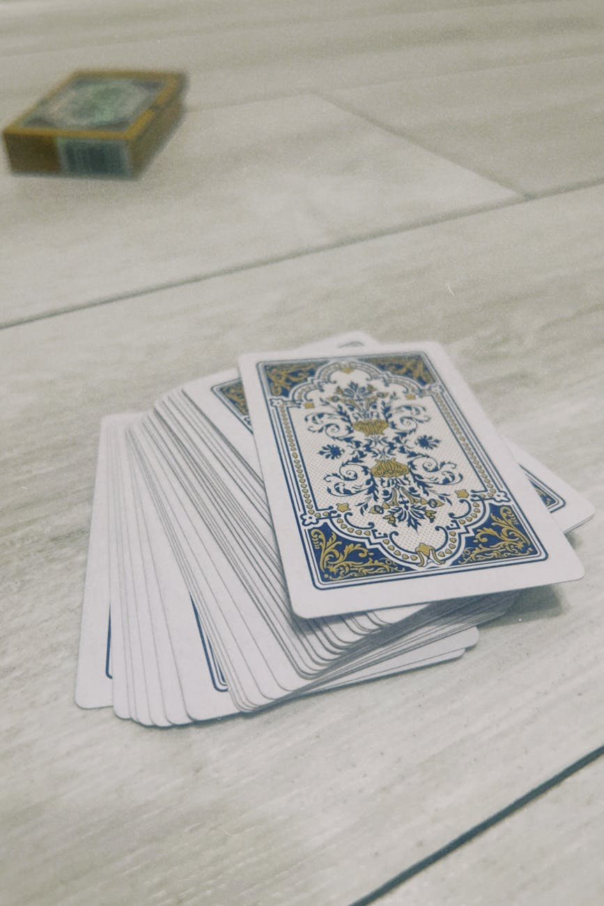 Mesa de juego con cartas, tapete y anotadores en uso