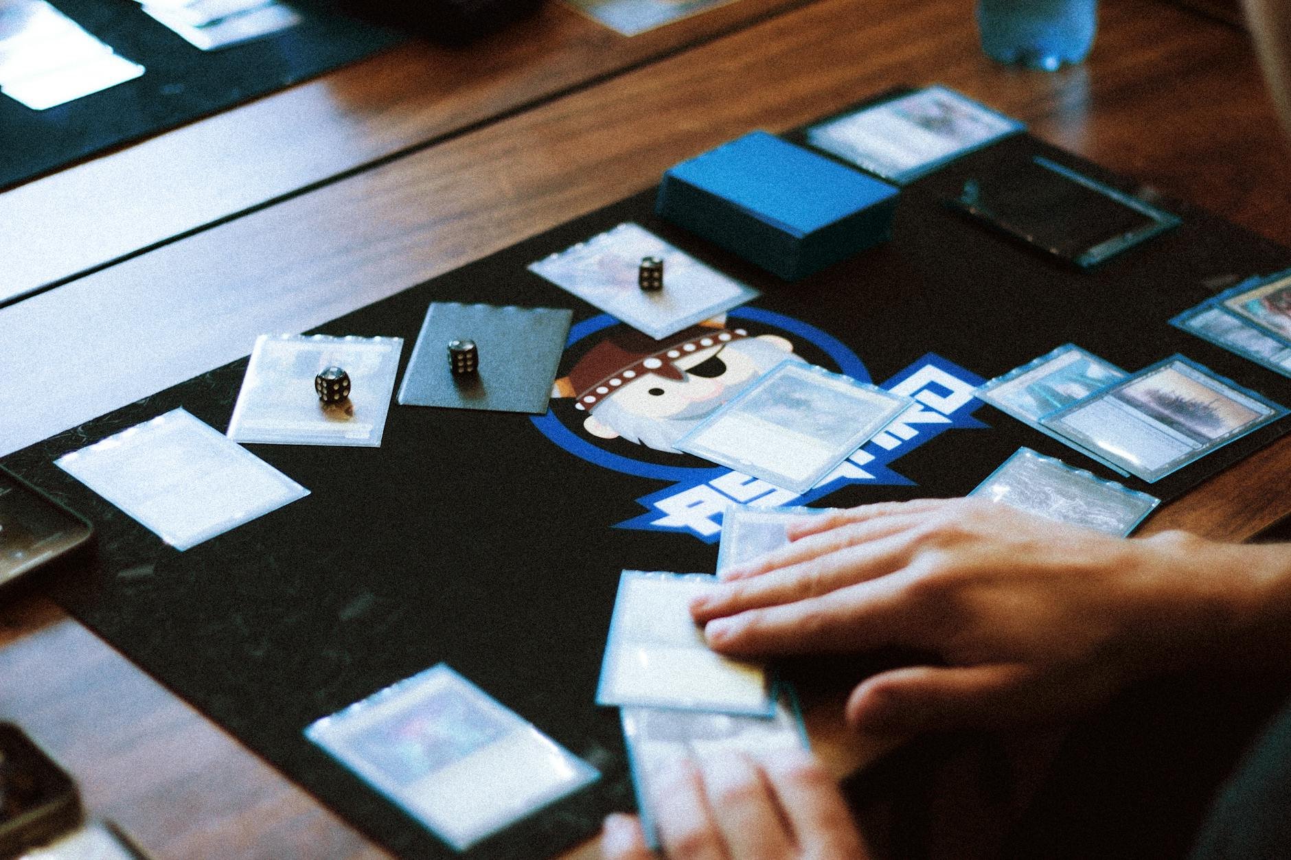 Cartas enfundadas y mesa de juego profesional